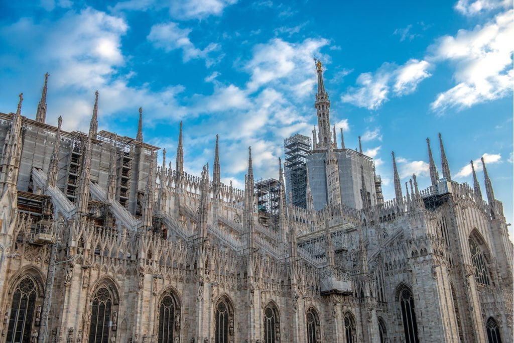 Strzeliste wieże katedry w Mediolanie (Duomo di Milano)