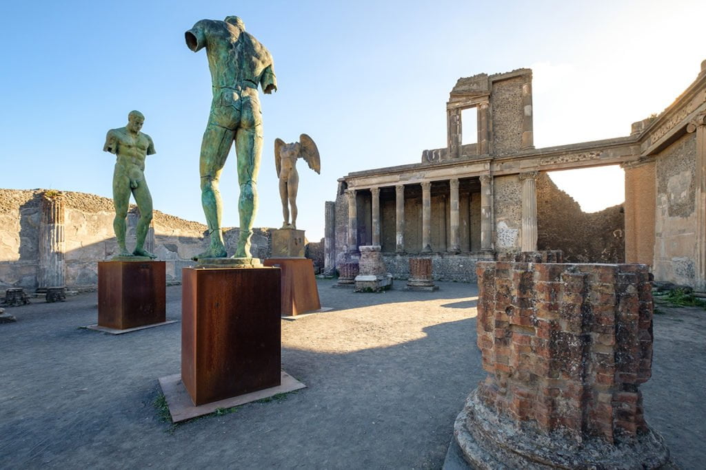 Posągi i ruiny w Pompejach