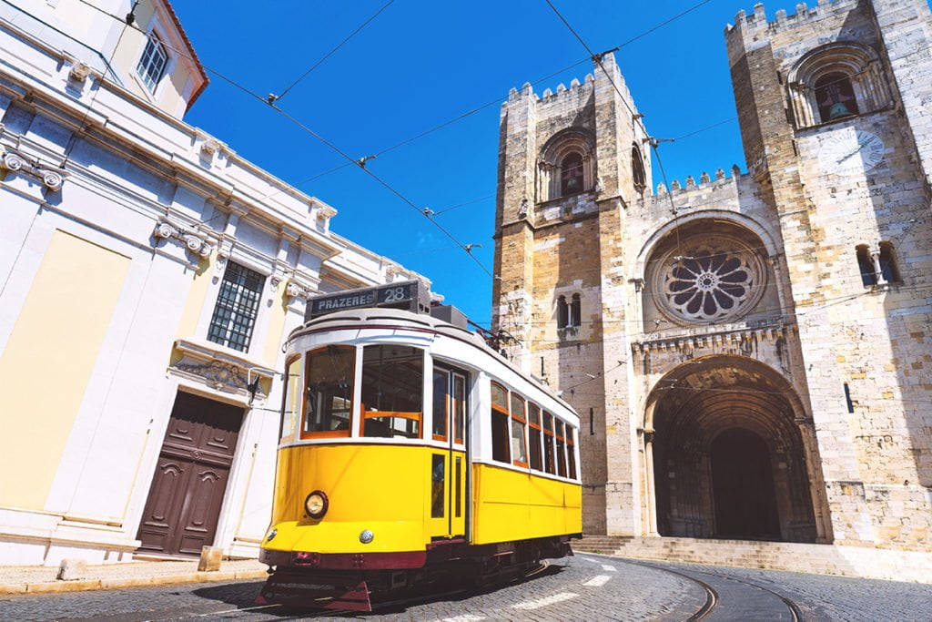 Słynny tramwaj linii numer 28 to wizytówka miasta i obowiązkowy punkt wśród atrakcji Lizbony