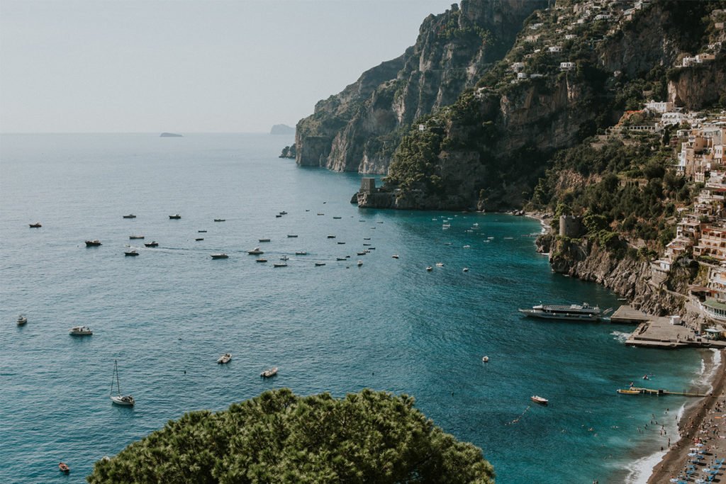 Rejs po wybrzeżu Amalfi to jedna z najpopularniejszych lokalnych atrakcji