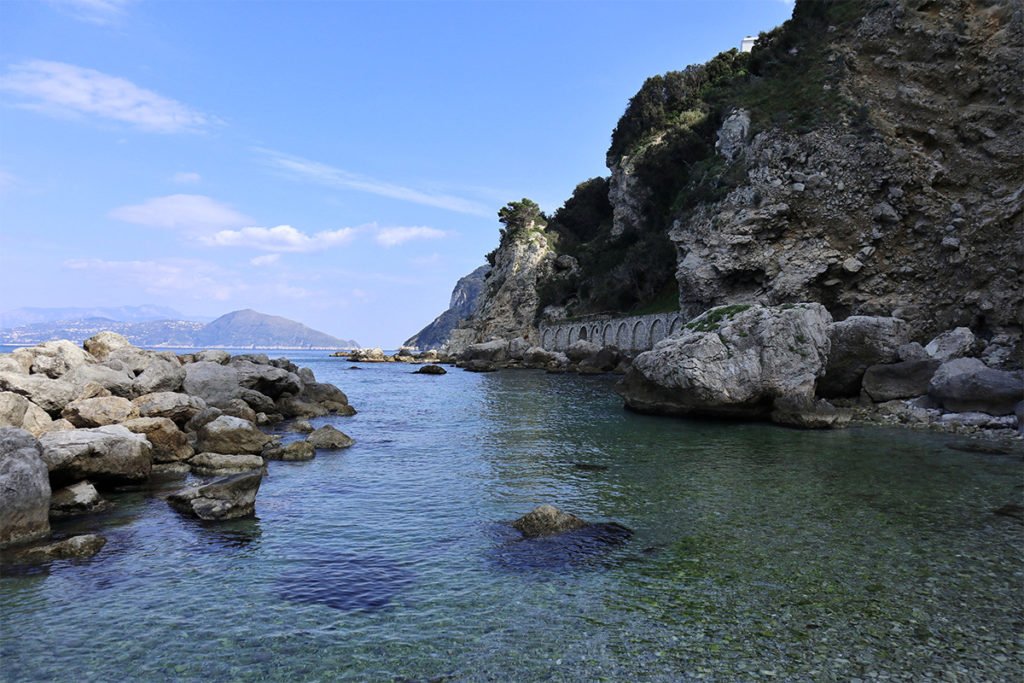 Kamienista plaża Bagni di Tiberio