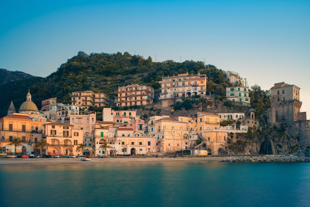 Wybrzeże Amalfi składa się z wielu uroczych miast i rybackich wiosek takich jak Cetera