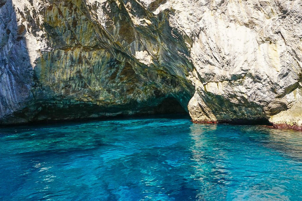 Południe wyspy należy do Grotta Verde czyli Zielonej Jaskini