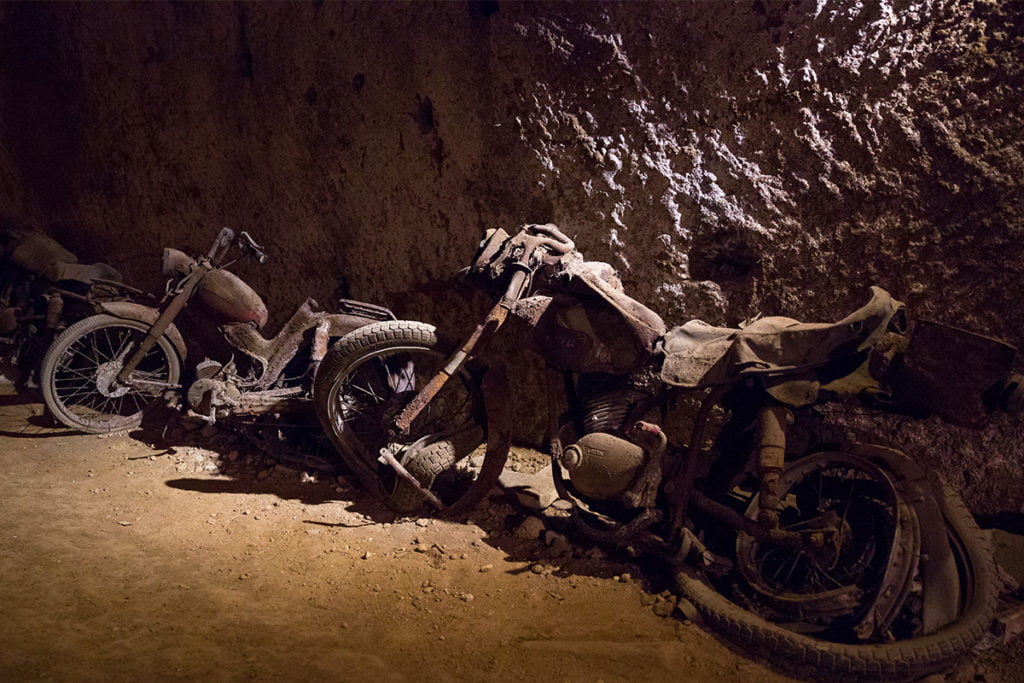 W podziemiach tunelu Galleria Borbonica można odkryć sale z zabytkowymi pojazdami i motocyklami