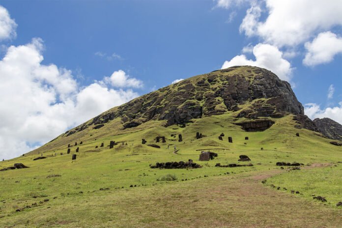 Wulkan Rano Raraku Wyspa Wielkanocna i tajemnicze posągi moai