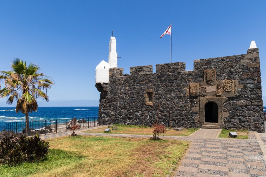 Castillo de San Miguel z XVI wieku to jeden z niewielu budynków, które przetrwały erupcję wulkanu.