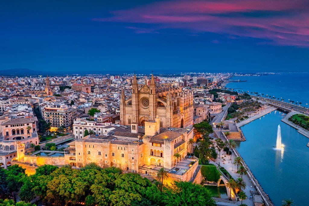 Panorama miasta Palma de Mallorca i katedra La Seu w centrum