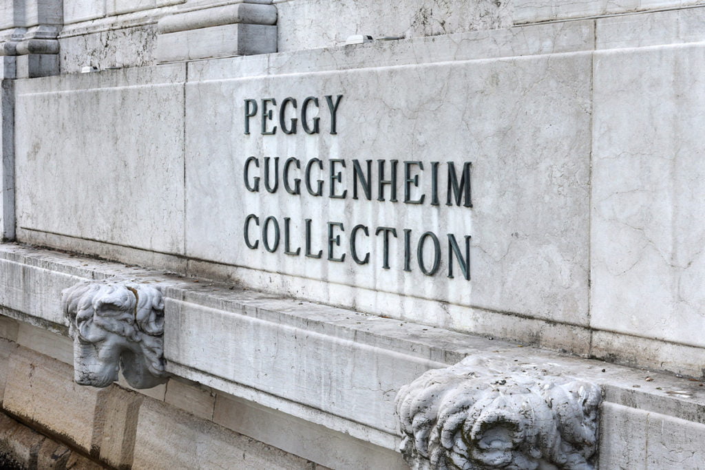 Muzeum Peggy Guggenheim znajduje się w budynku Palazzo Venier dei Leoni przy najbliższym weneckim kanale