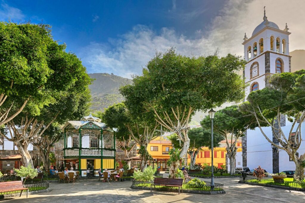 Plaza de la Libertad z wieżą kościoła Santa Ana to serce historycznego centrum Garachico.
