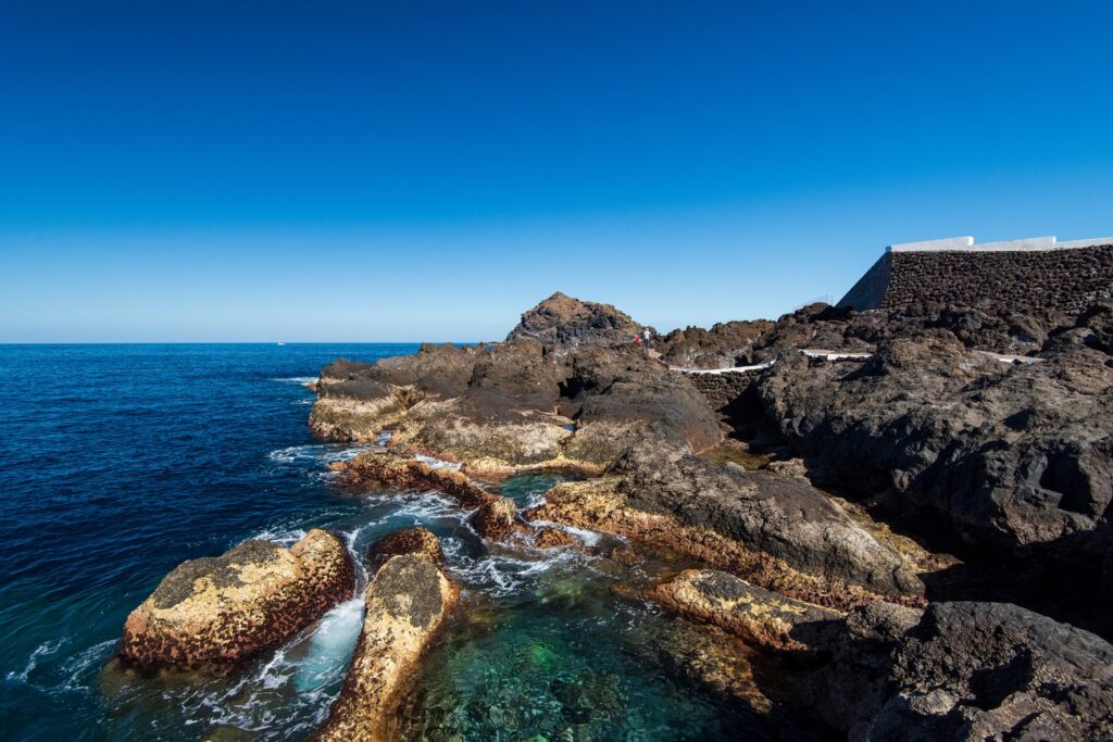 Skała Roque de Garachico wyrasta z oceanu tuż przy wybrzeżu miasteczka.