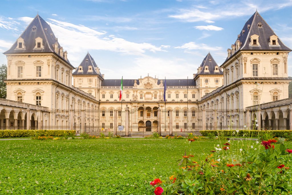 Castello del Valentino położony jest w parku Valentino, najsłynniejszym parku w mieście Turyn