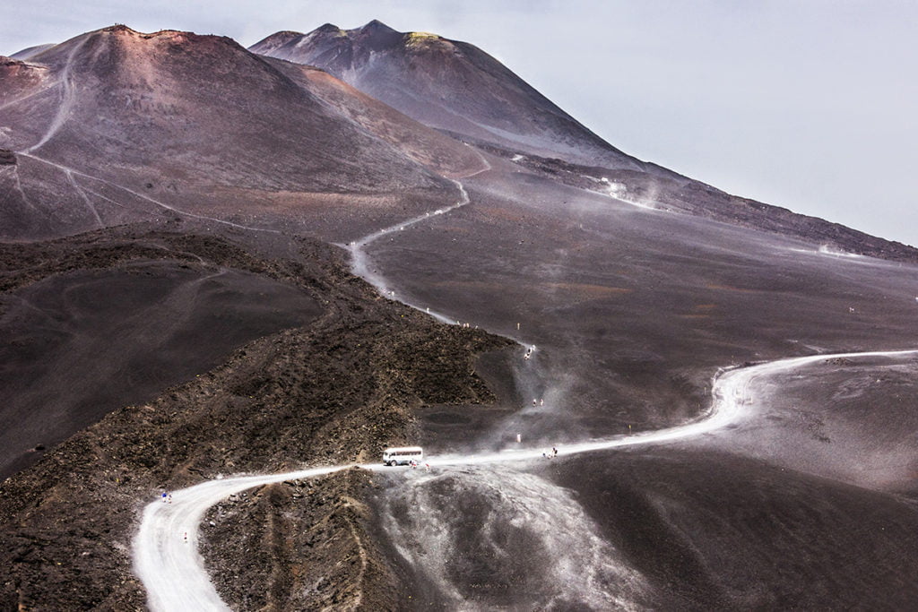 Na wycieczkę na wulkan Etna koniecznie zabierzcie ze sobą okulary przeciwsłoneczne i ciepłą kurtkę