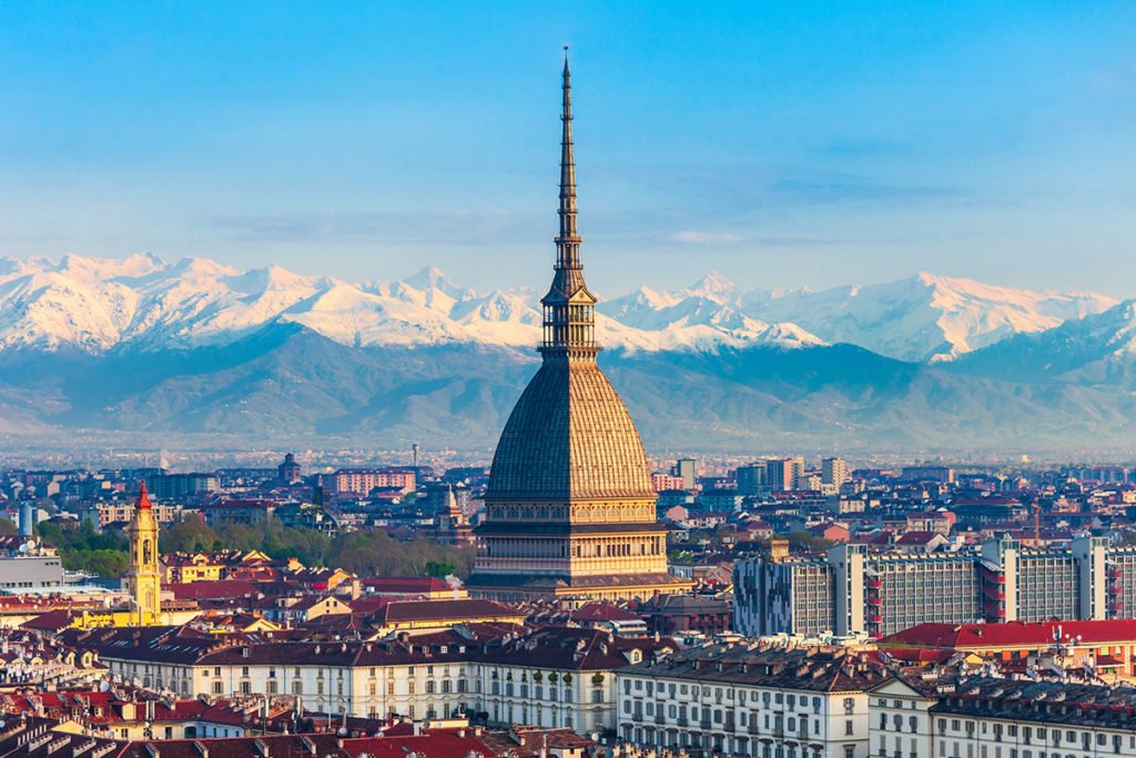 Budynek Mole Antonelliana to symbol miasta, w którego wnętrzu znajduje się Narodowe Muzeum Kina