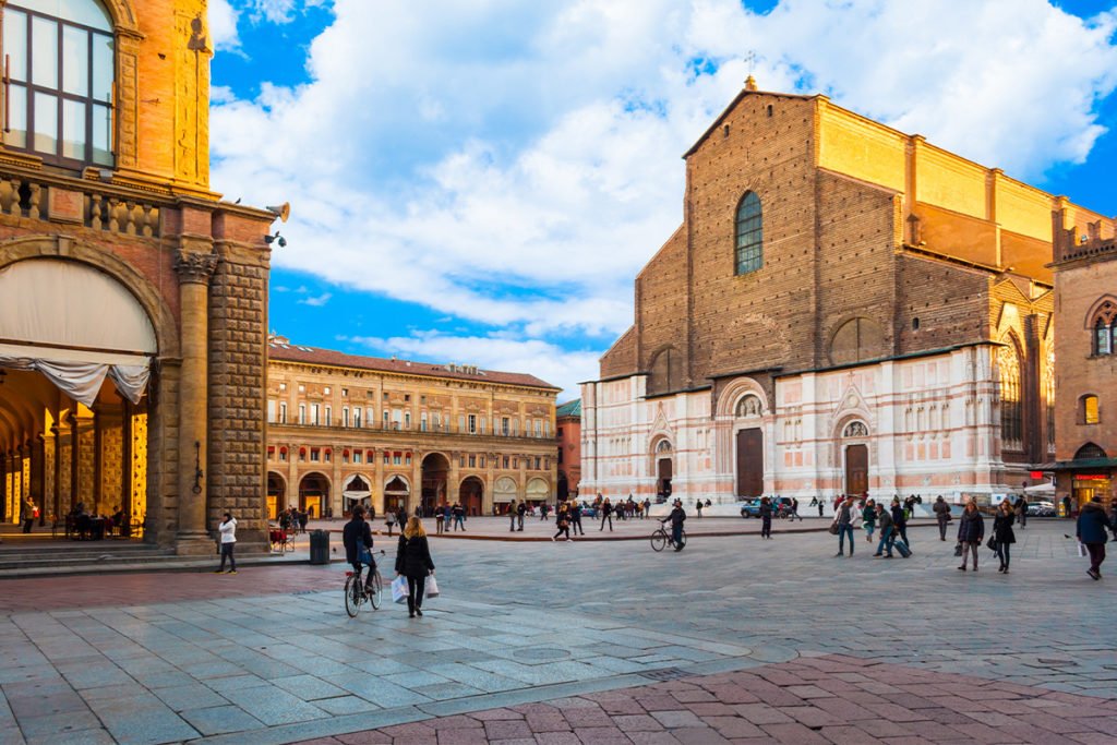 Piazza Maggiore jest jednym z największych symboli miasta