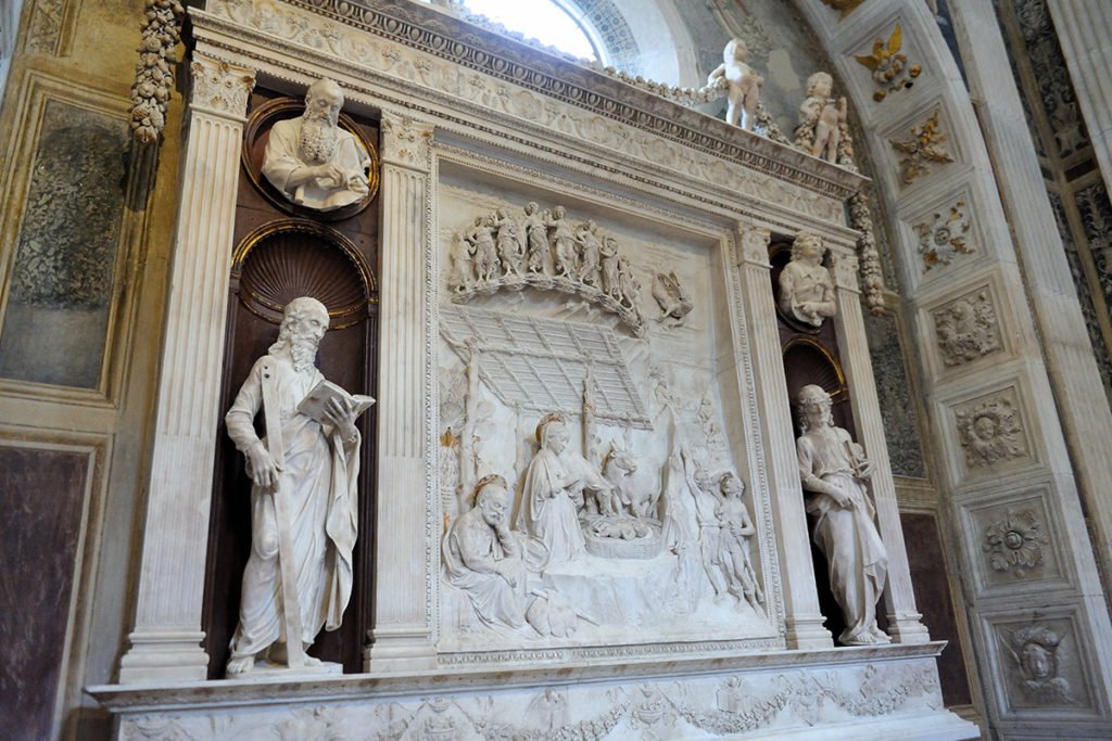 Rzeźby i płaskorzeźby w kompleksie Sant'Anna dei Lombardi w Neapolu