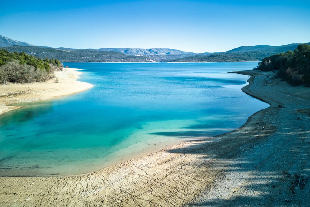 Plaża miłości i jezioro św. Krzyża w Sainte-Croix-de-Verdon