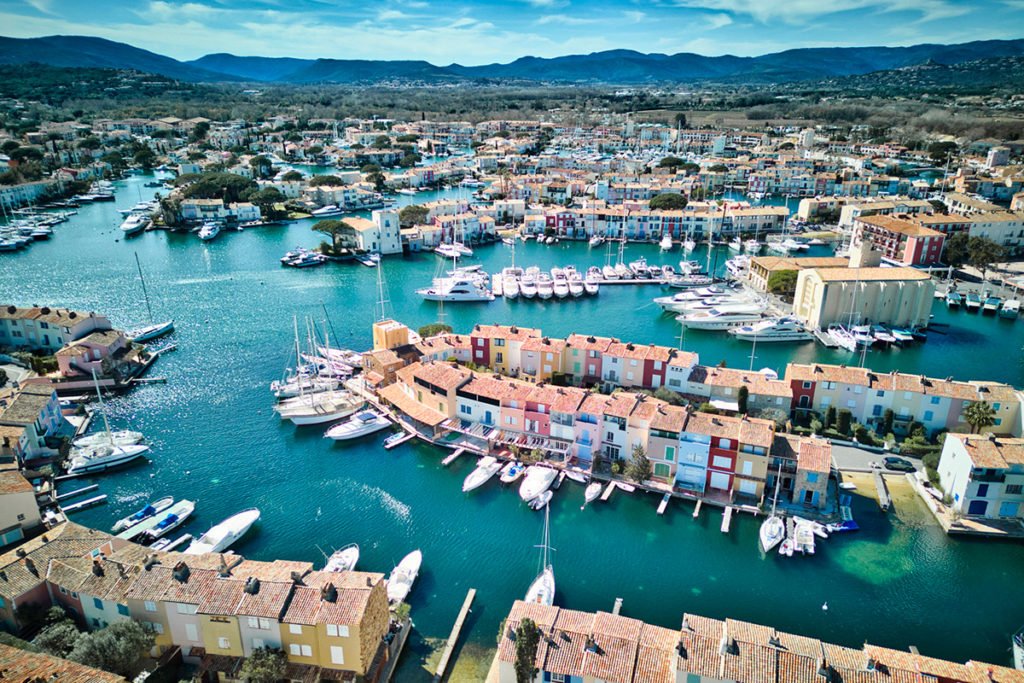 Port Grimaud (Lazurowe Wybrzeże, Francja) to miasto położone nad Zatoką Saint-Tropez