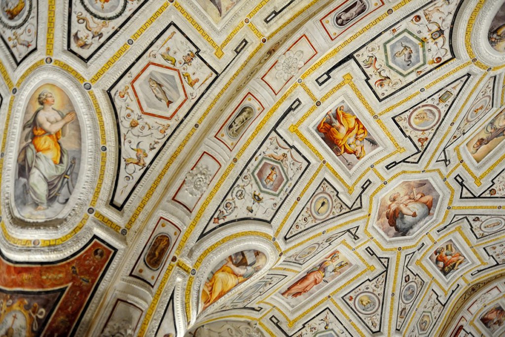 Zdobione sklepienie w kompleksie Sant'Anna dei Lombardi w Neapolu