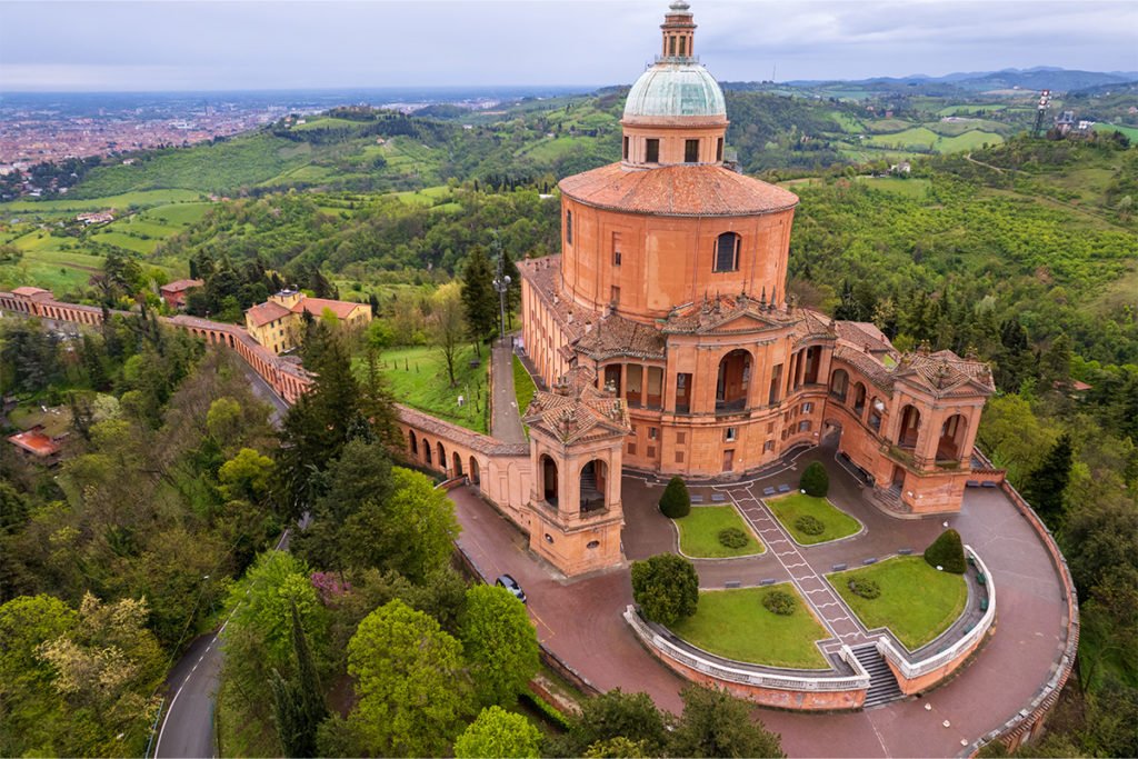 Najciekawsze atrakcje sakralne jakie oferuje Bolonia reprezentuje między innymi Sanktuarium Madonna di San Luca