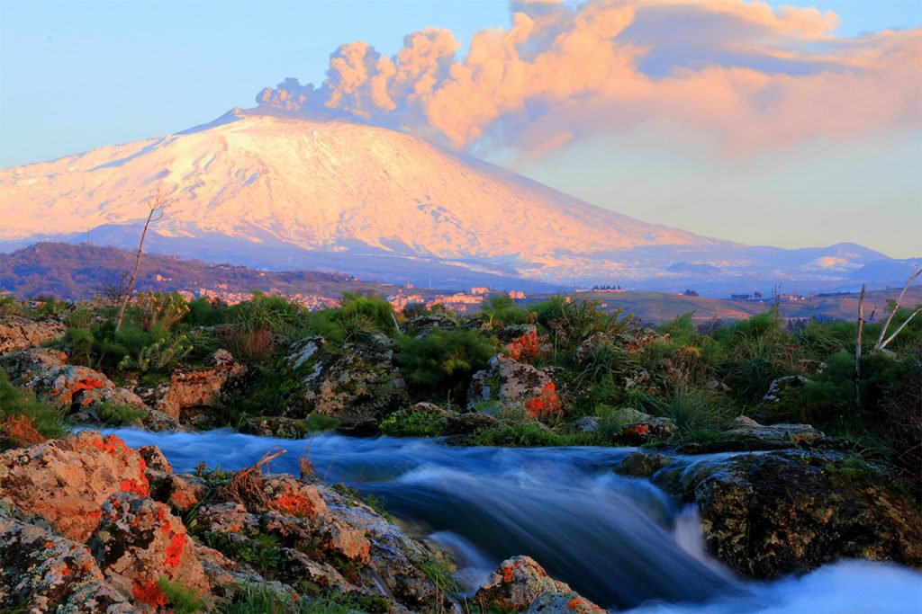 Wulkan Etna ma wysokość 3327 m n.p.m, co czyni go niezwykłą atrakcją dla spragnionych górskich wrażeń turystów