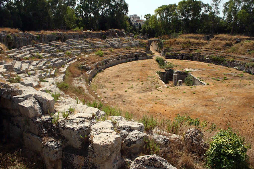 Park archeologiczny Neapolis chroni na swoim terenie dawny Amfiteatr Rzymski