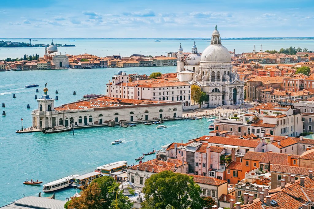 Spacerując po Wenecji koniecznie zobaczcie Bazylikę Santa Maria della Salute znajdującą się przy Punta della Dogana