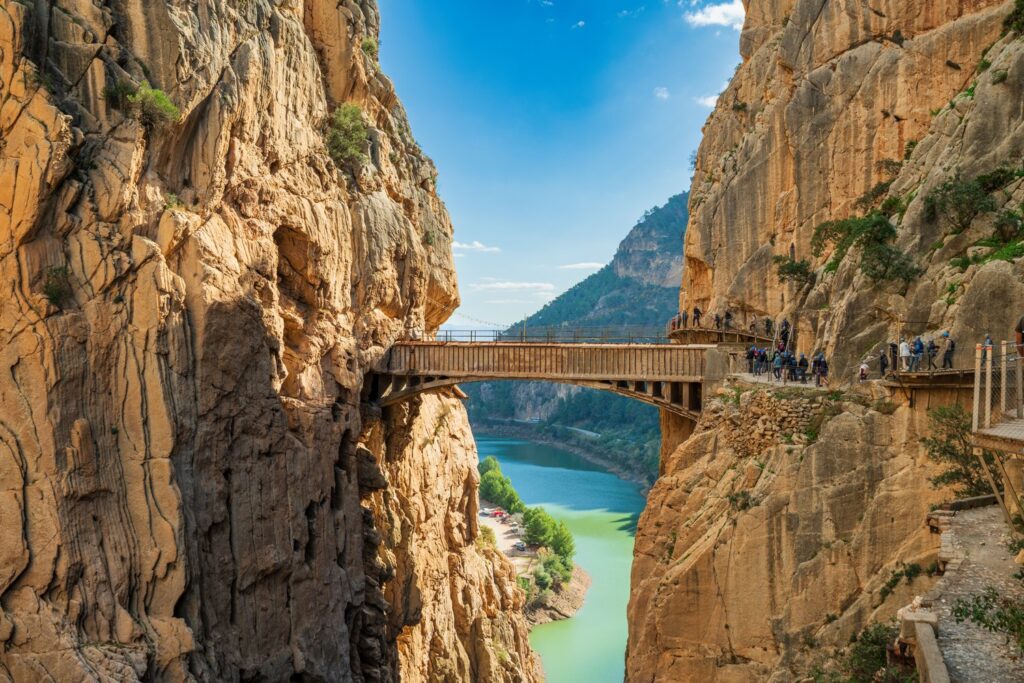 Kładka Caminito del Rey prowadzi wzdłuż pionowych ścian wąwozu Desfiladero de los Gaitanes