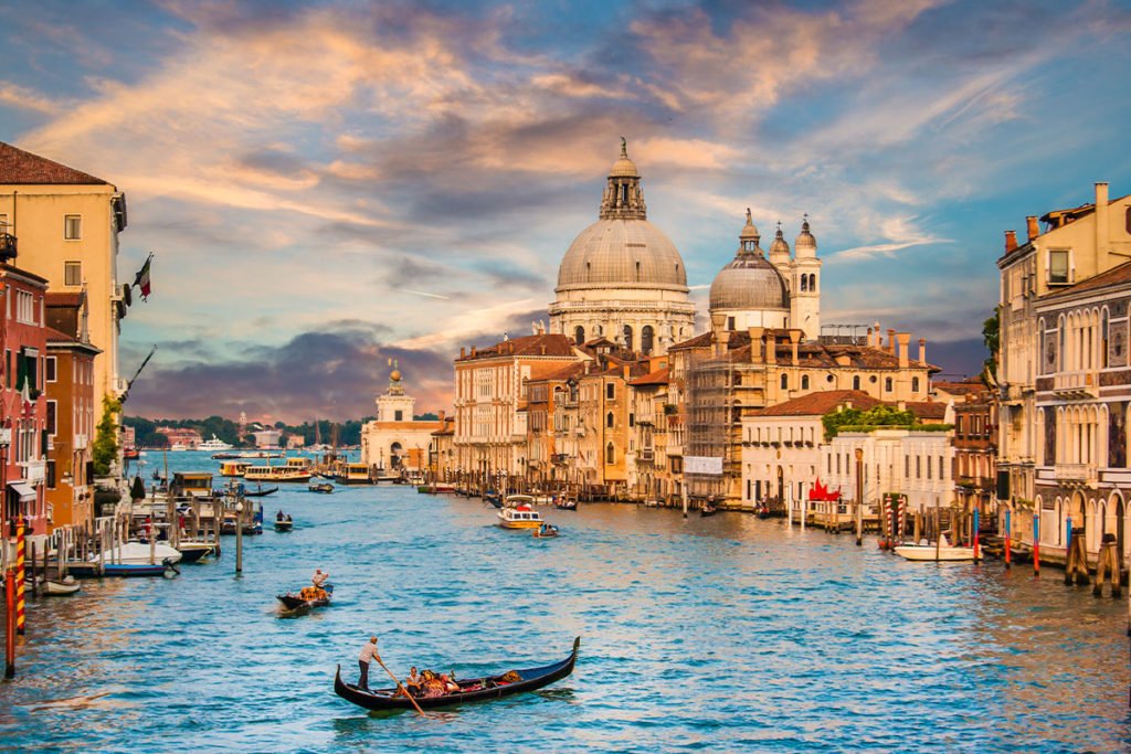 Wenecki Canal Grande łączy Piazzale Roma z Piazzetta San Marco