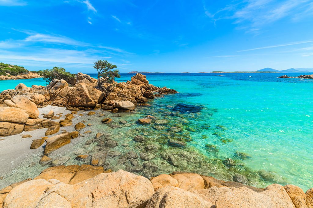 Wybrzeże Costa Smeralda obejmuje najpiękniejsze plaże, jakimi szczyci się Sardynia