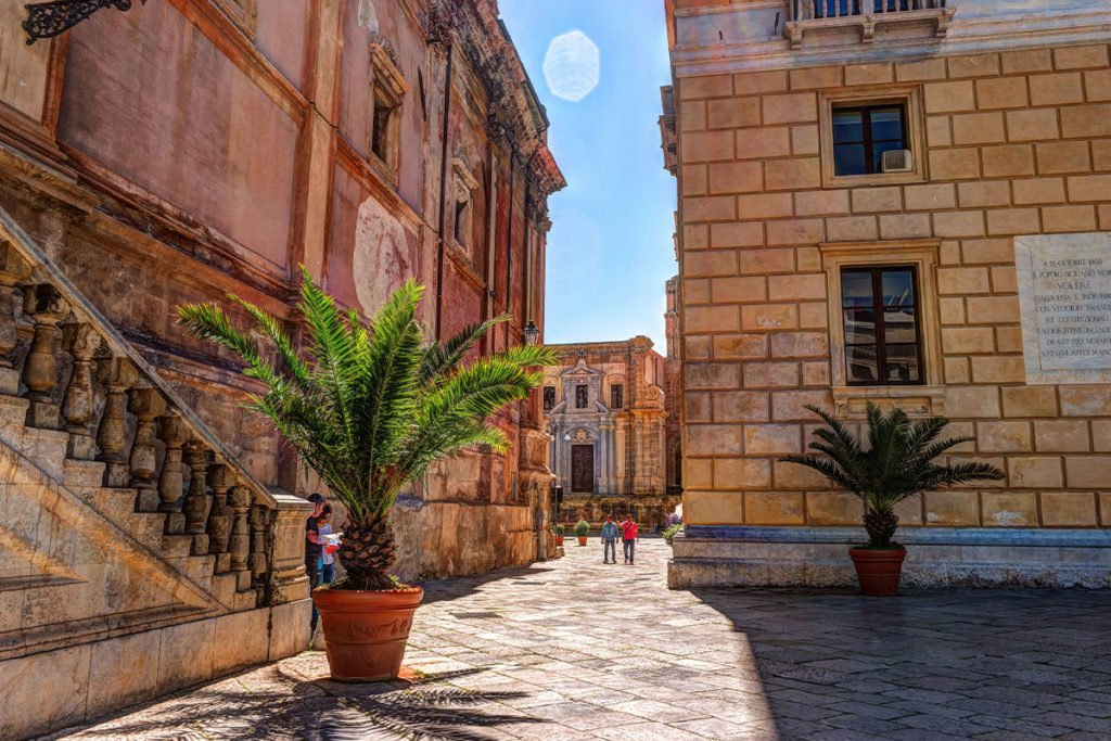 Przy Piazza Bellini stoją kościoły San Cataldo i Santa Maria