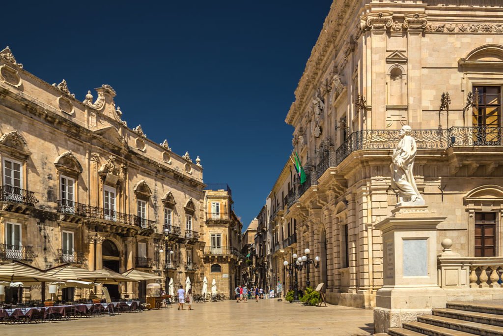 Najważniejszym obiektem przy Piazza del Duomo jest Katedra w Syrakuzach