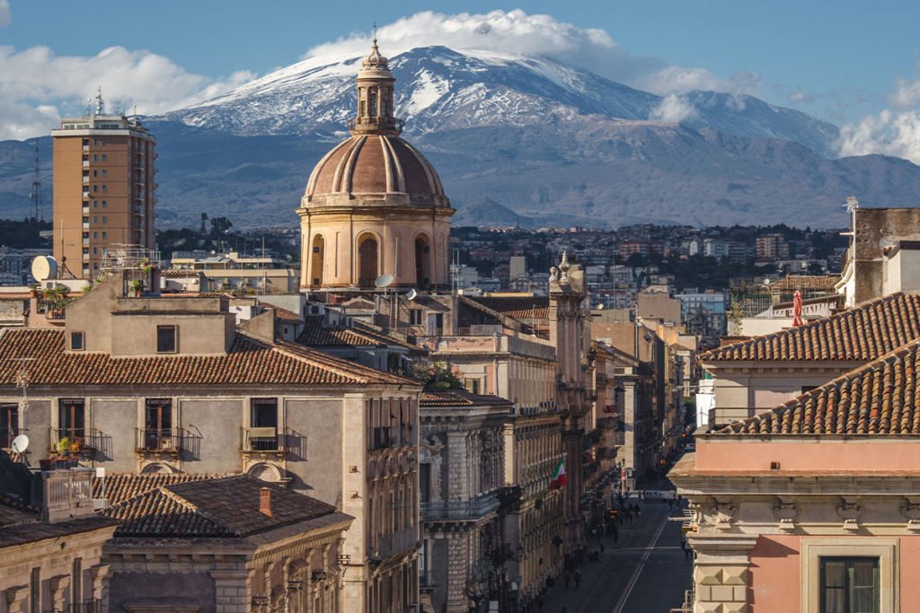 Via Etnea przechodzi przez Piazza del Duomo i Piazza Università, otoczony pięknymi pałacami