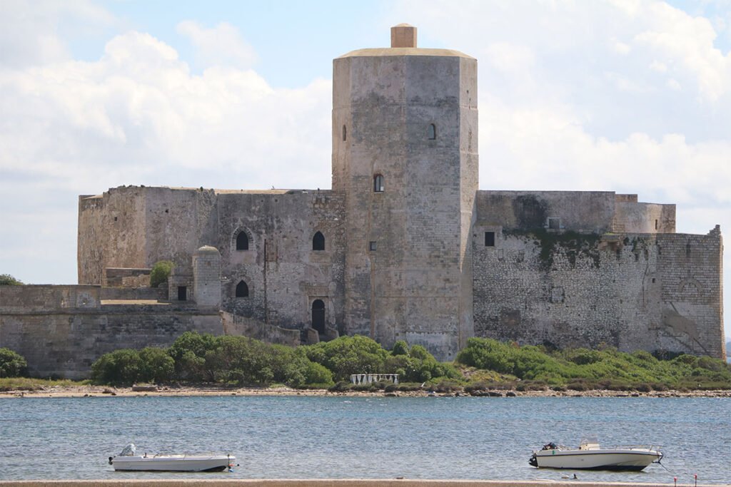 Castello di Mare nazywany jest także Torre Peliade