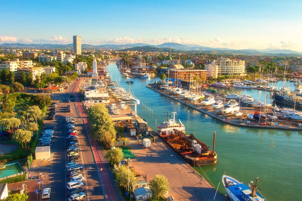 Jednym z najbardziej zaludnionych części miasta jest promenada oraz otaczające ją plaże