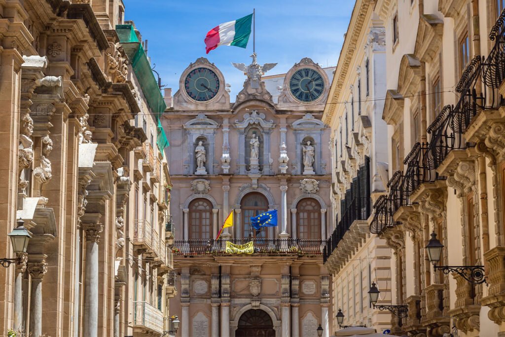 Znajdujący się w centrum miasta Trapani Palazzo Senatorio imponuje swoją barokową fasadą