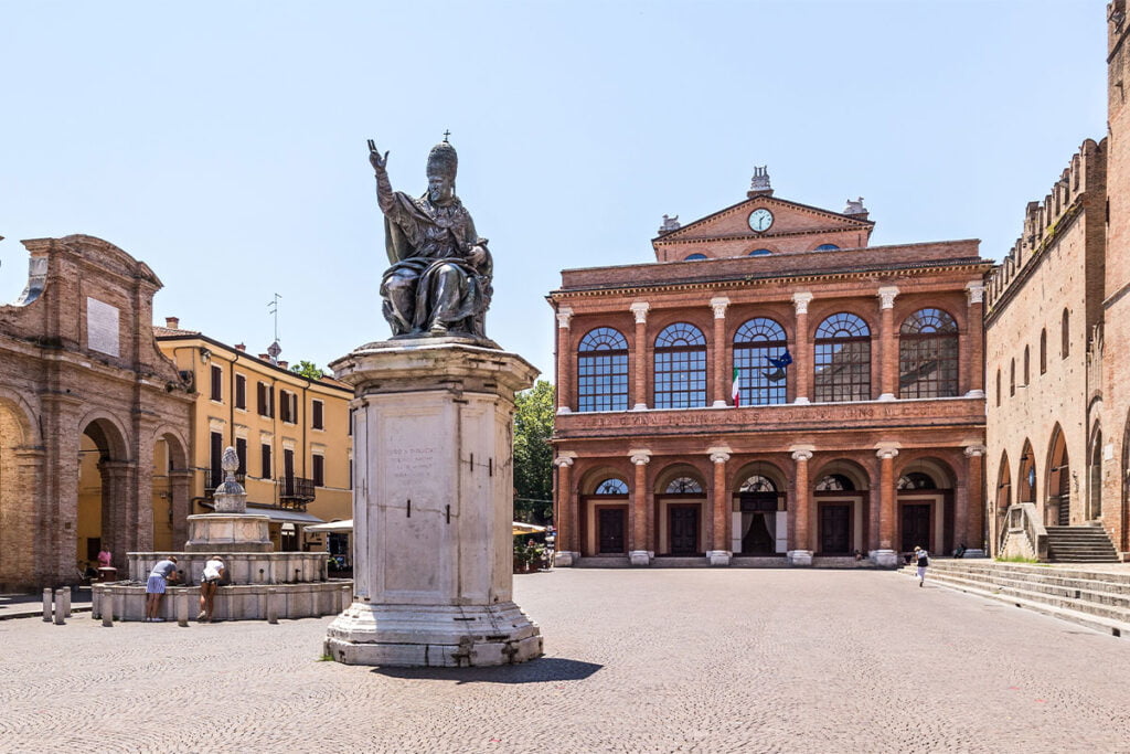 Piazza Cavour jest charakterystycznym punktem na mapie Rimini