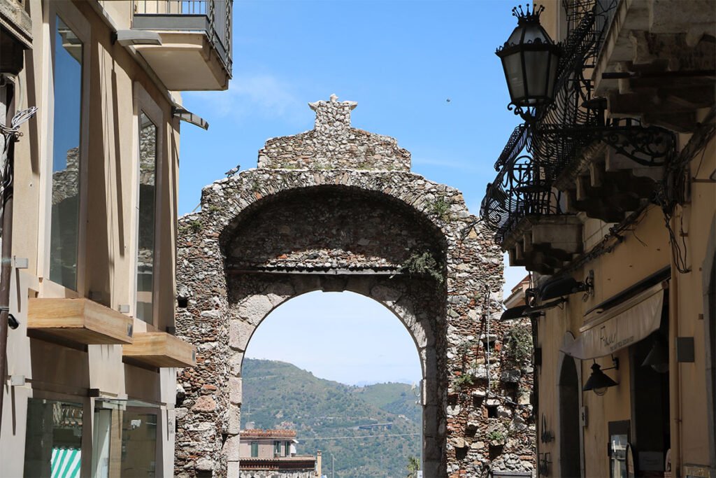 Porta Messina wyznacza północny koniec głównej ulicy Corso Umberto