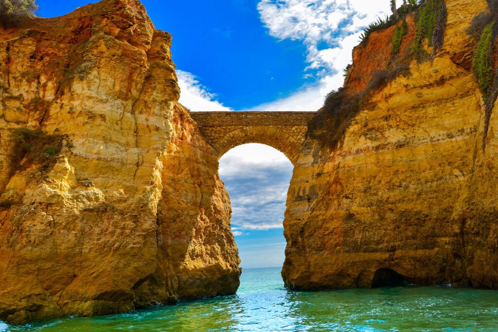 Wśród najpopularniejszych i najpiękniejszych plaż w Lagos znajdują się Praia dos Estudantes, Praia de Dona Ana czy Praia do Camilo