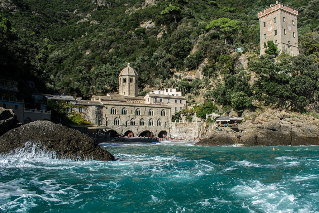 San Fruttuoso to osiemnastowieczny klasztor położony w niezwykle malowniczym miejscu