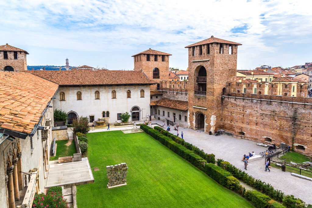 Zamek Castelvecchio, pochodzący z okresu średniowiecza, służył pierwotnie do obrony miasta