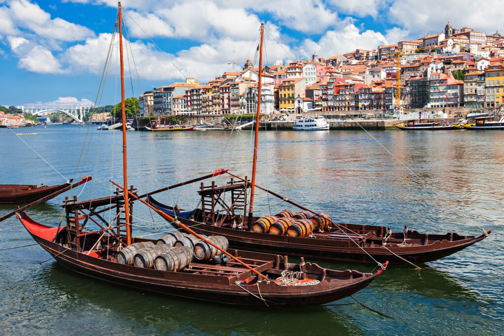 Charakterystycznymi łodziami rebelo winiarze z Alto Douro wysyłali wino do Porto i okolic