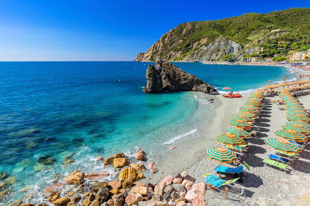 Liguria to region, którego symbolem są piękne plaże i położone nad morzem miasteczka