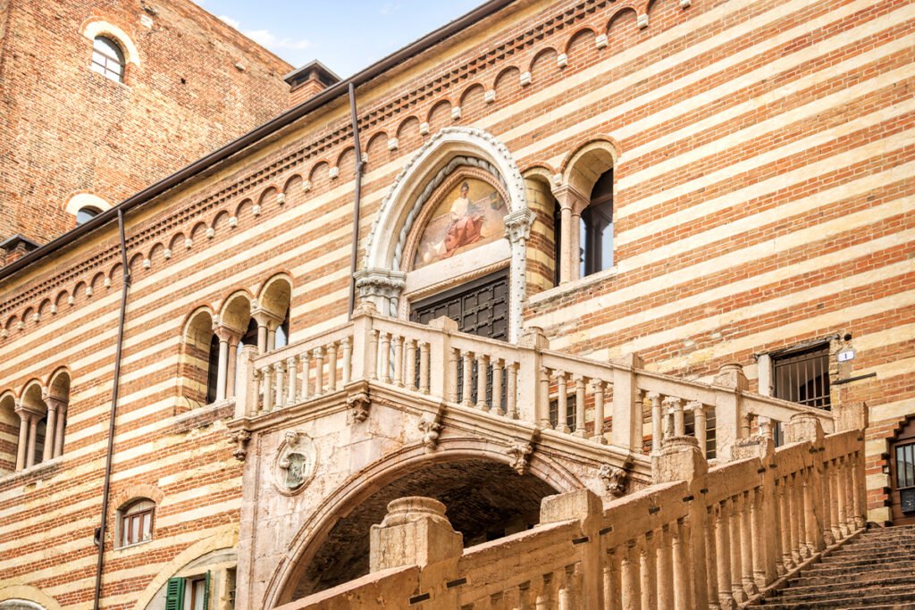 Palazzo della Ragione stoi tuż obok centralnego Piazza delle Erbe w mieście Werona