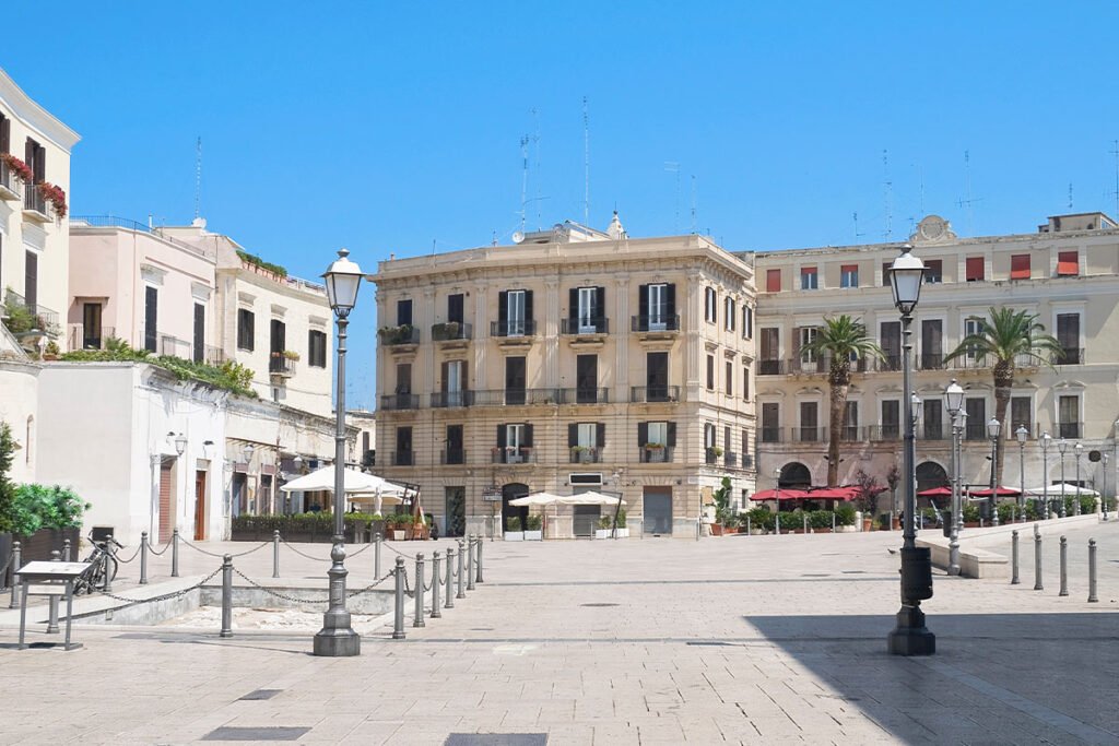 Piazza del Ferrarese to doskonałe miejsce, by rozpocząć odkrywanie starego miasta Bari