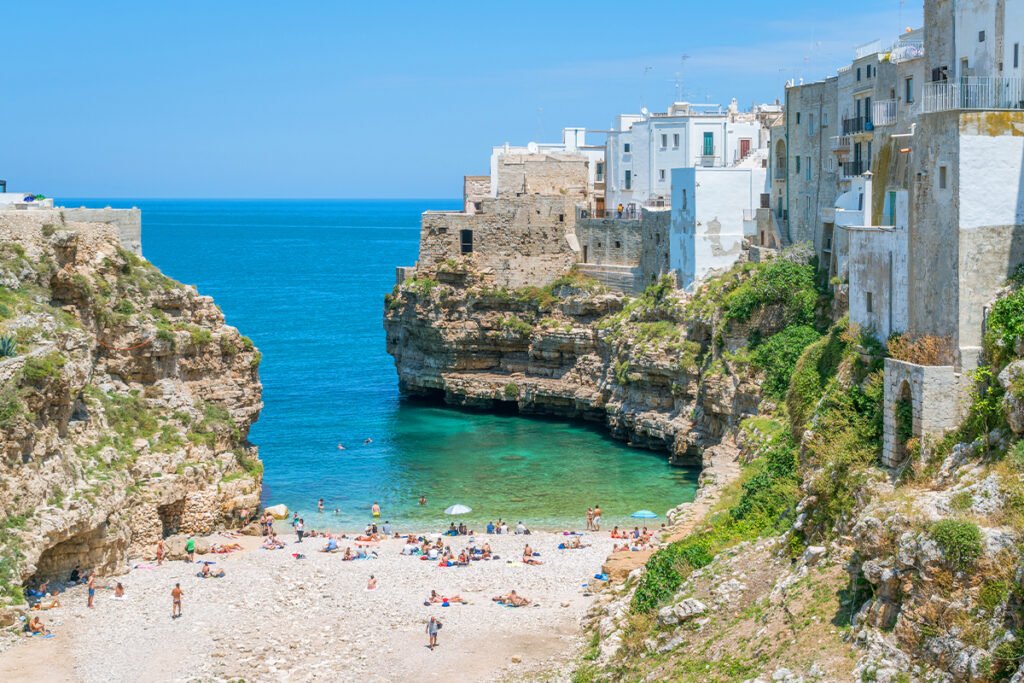 Jedna z najpopularniejszych plaż w okolicy Bari jest Polignano a Mare