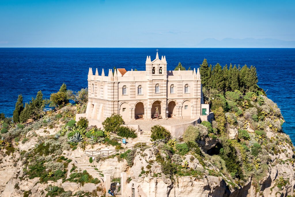 Sanktuarium Santa Maria dell'Isola jest najważniejszym zabytkiem miasta Tropea