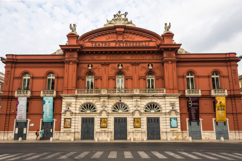 Zaledwie 10 min pieszo od stacji Bari Centrale znajduje się słynny Teatro Petruzzelli