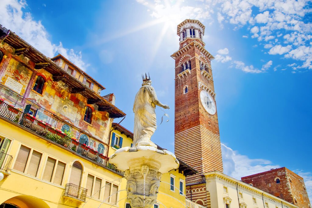 Ze słynnej Torre dei Lamberti doskonale widać panoramę starego miasta Werony