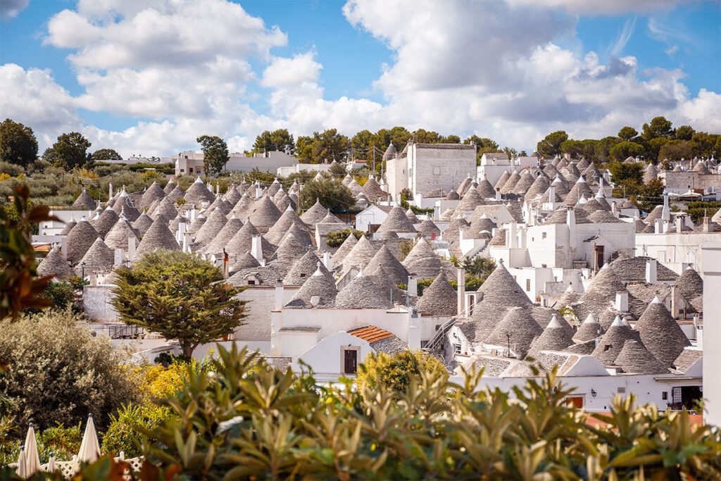 W Alberobello znajduje się wiele punktów widokowych, z których można obserwować zachwycającą i unikalną architekturę tego miasteczka