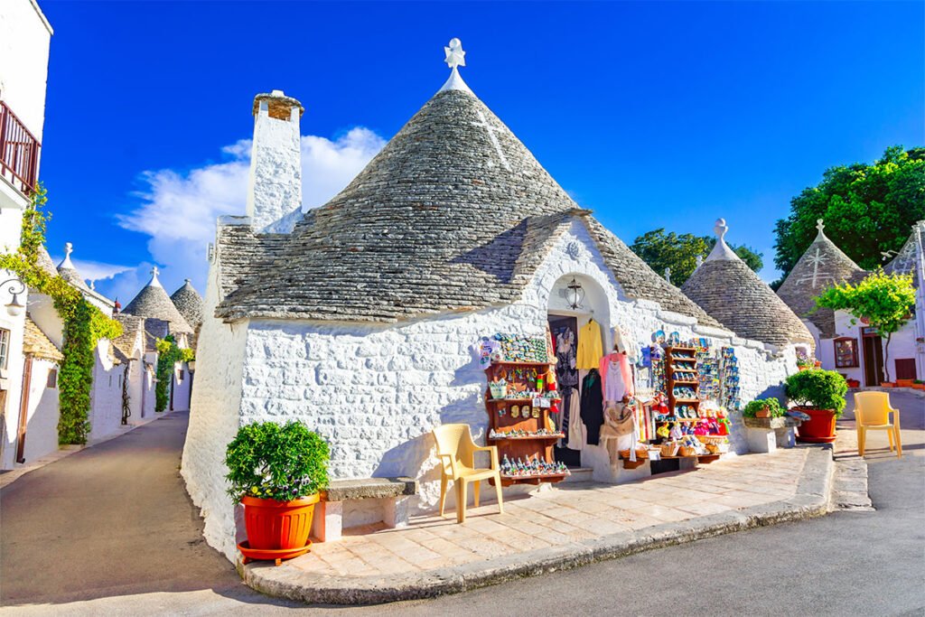 Wśród domków trulli w Alberobello łatwo jest znaleźć restauracje i całkiem sporo miejsc noclegowych